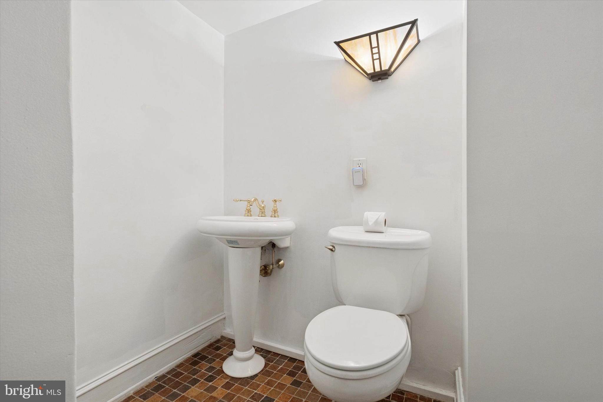 1900-00 Rittenhouse Square, Unit 3C Philadelphia, PA 19103 - Photo 22 of 25 a bathroom with a toilet