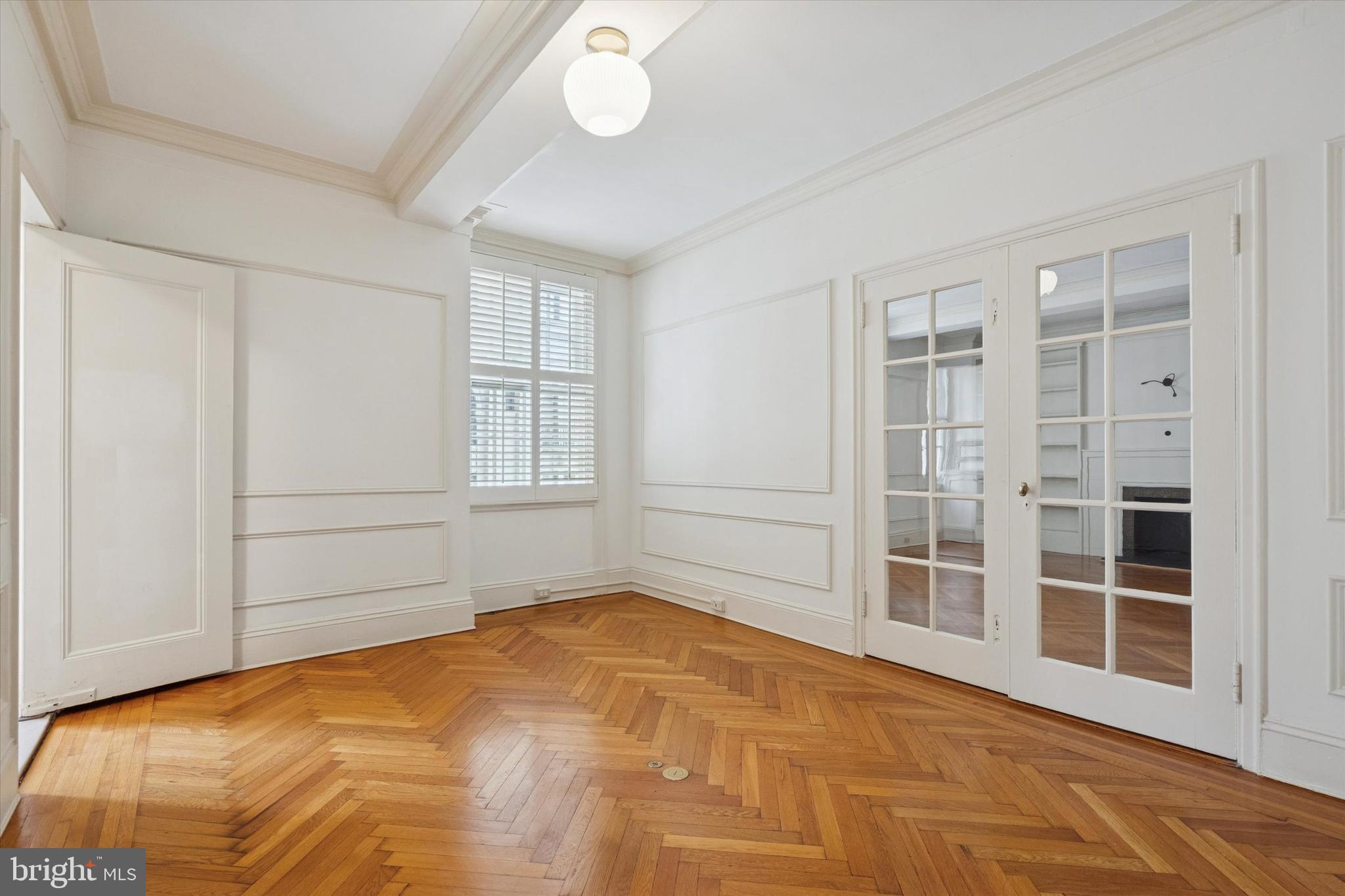 1900-00 Rittenhouse Square, Unit 3C Philadelphia, PA 19103 - Photo 8 of 25 an empty room with windows