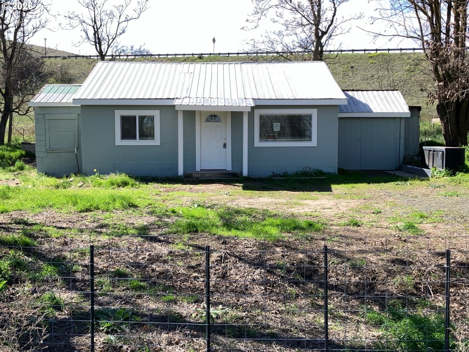 44786 Mission Road Pendleton, OR 97801 - Photo 2 of 19 a front view of a house with a yard