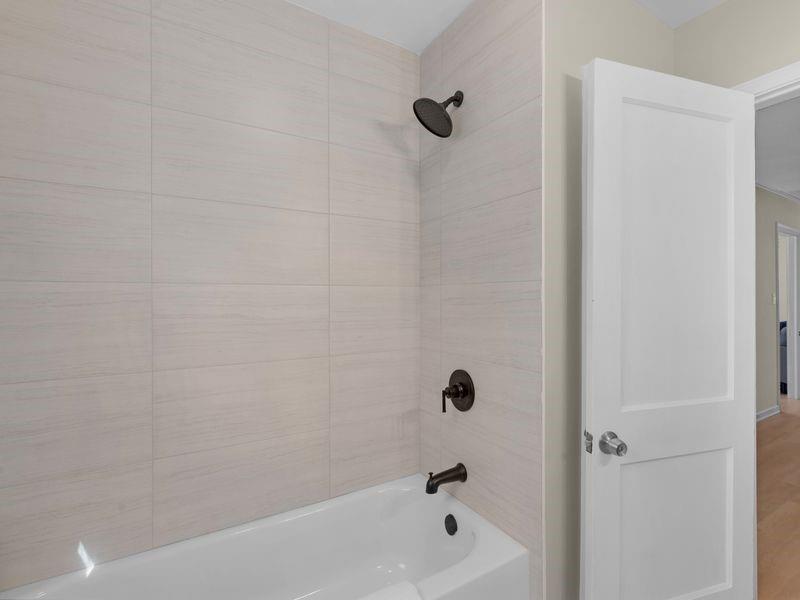 9300 Floyd Road Jonesboro, GA 30236 - Photo 23 of 34 a bathroom with a bathtub