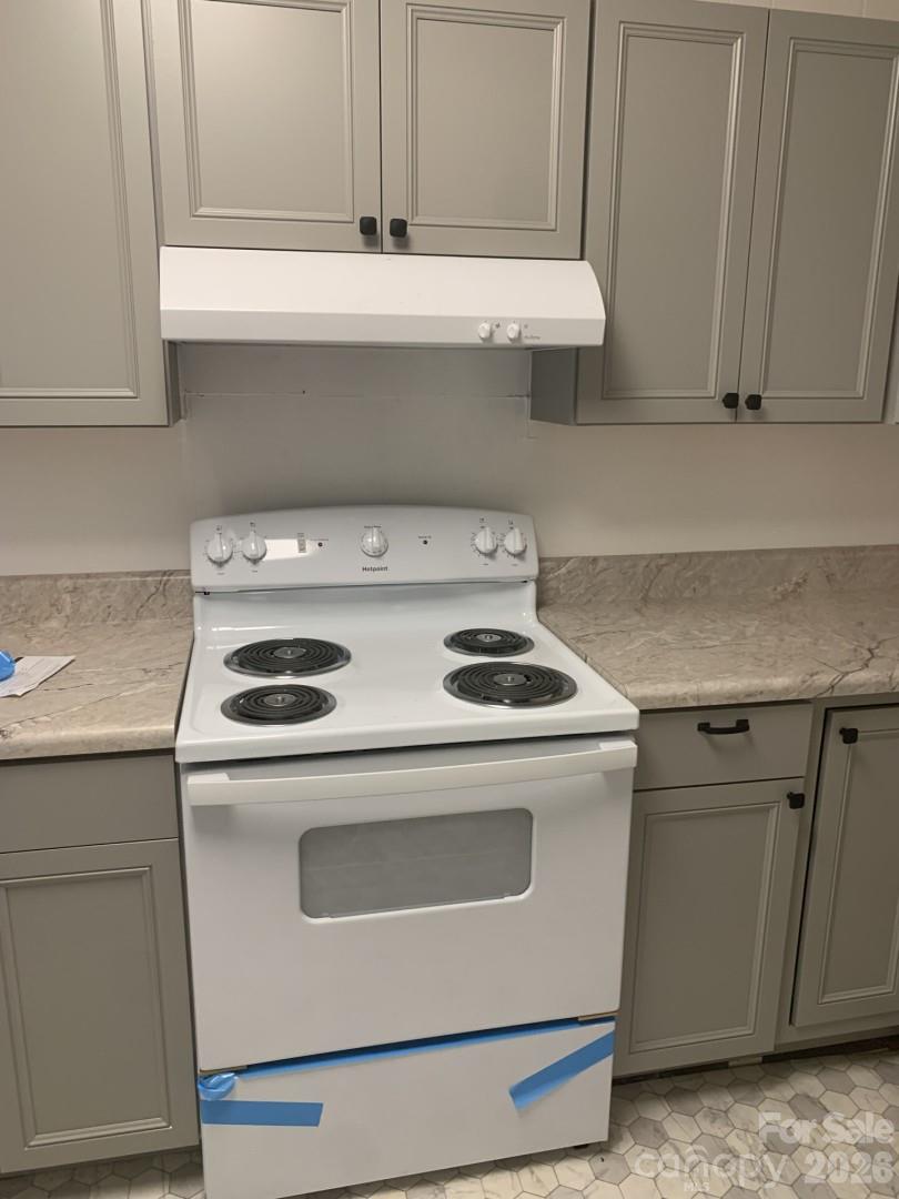 436 Green Tree Circle Columbia, SC 29203 - Photo 2 of 12 a stove top oven sitting inside of a kitchen