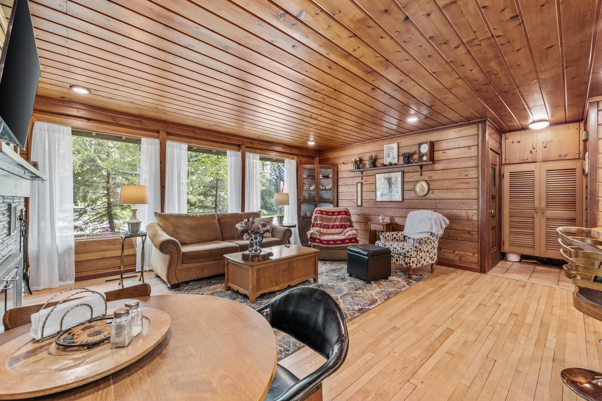 7124 Pioneer Road Cedarburg, WI 53012 - Photo 3 of 32 Living Room