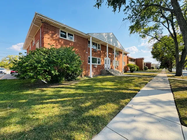 $1,950 | 1443 Homestead Road, Unit 1NW, La Grange Park, IL 60526