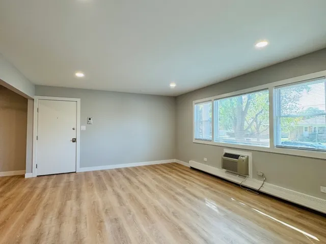 $1,950 | 1443 Homestead Road, Unit 1NW, La Grange Park, IL 60526