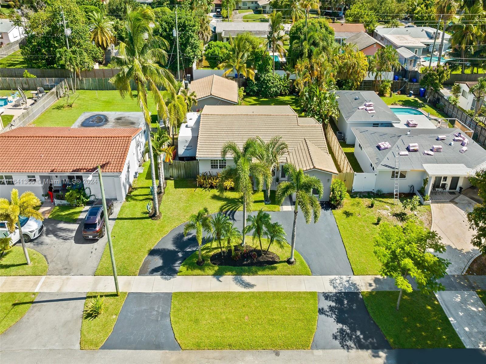 3904 Arthur Street Hollywood, FL 33021 - Photo 29 of 32 an aerial view of a swimming pool with a yard