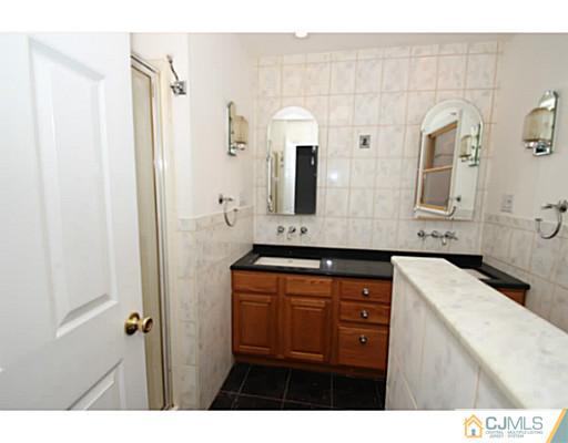 54 Kimberly Road Colonia, NJ 07067 - Photo 11 of 25 Gallery Image 11