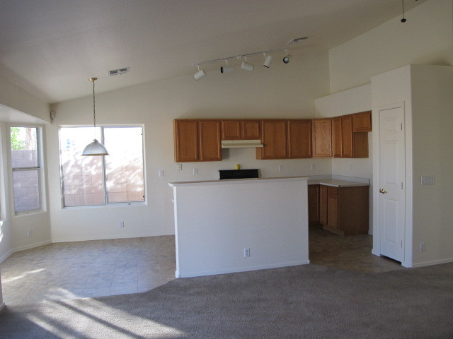 912 East Beverly Road Phoenix, AZ 85042 - Photo 5 of 10 4