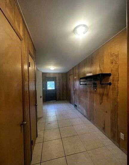 1401 Maple Avenue Panhandle, TX 79068 - Photo 33 of 42 Hallway to back oor