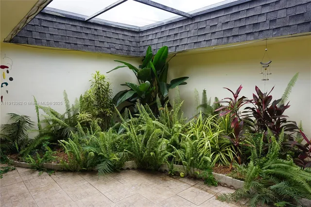 a view of entryway with a patio