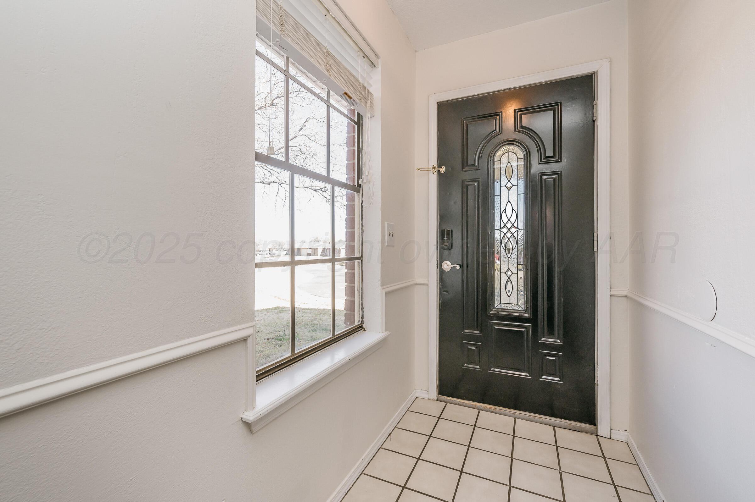 5336 Wheeler Lane Amarillo, TX 79110 - Photo 3 of 24 an empty room with window and mirror