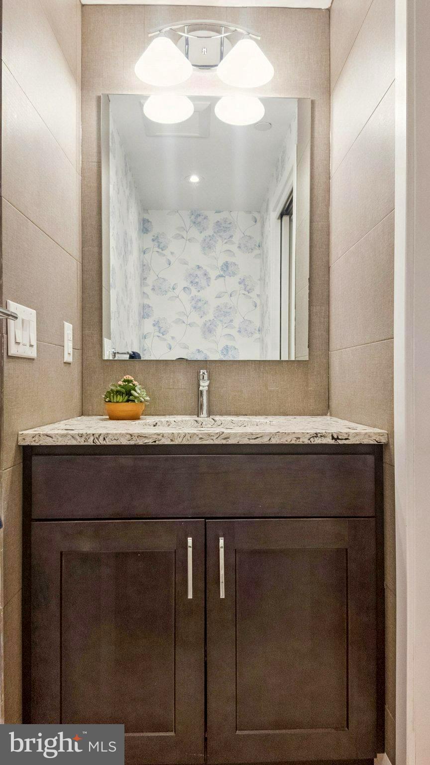 520 Kater Street, Unit D5 Philadelphia, PA 19147 - Photo 17 of 42 Main level powder room