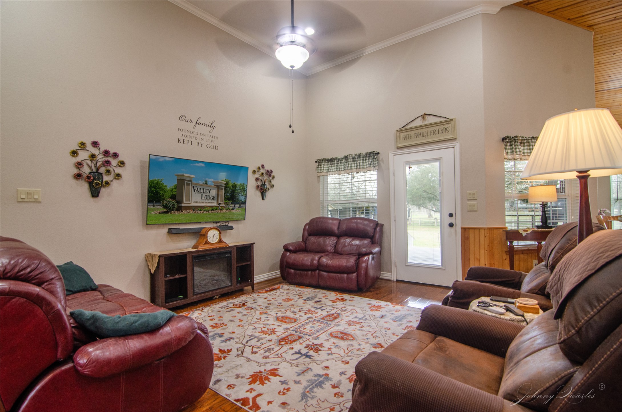 36606 Tejas Road Simonton, TX 77485 - Photo 17 of 32 a living room with furniture a flat screen tv and a chandelier