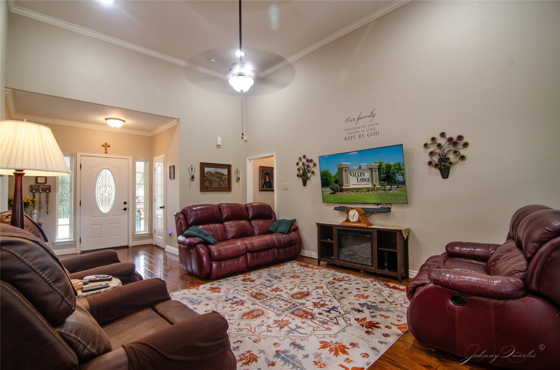 36606 Tejas Road Simonton, TX 77485 - Photo 18 of 32 a living room with furniture a flat screen tv and kitchen view