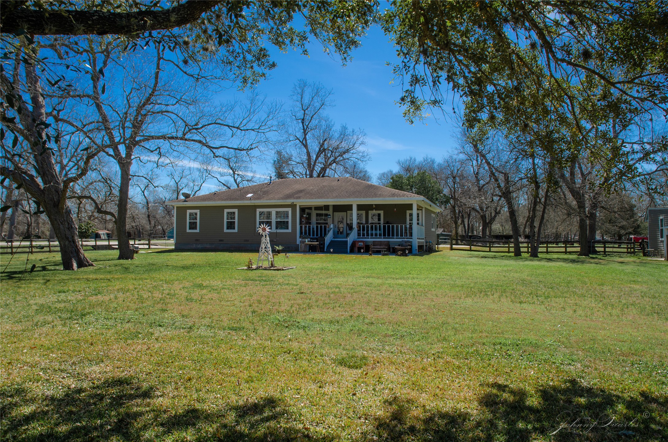 36606 Tejas Road Simonton, TX 77485 - Photo 6 of 32 a front view of a house with a garden