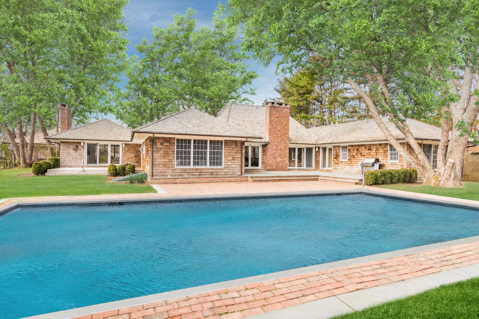 16 Amy's Lane East Hampton, NY 11937 - Photo 1 of 17 a front view of a house with garden