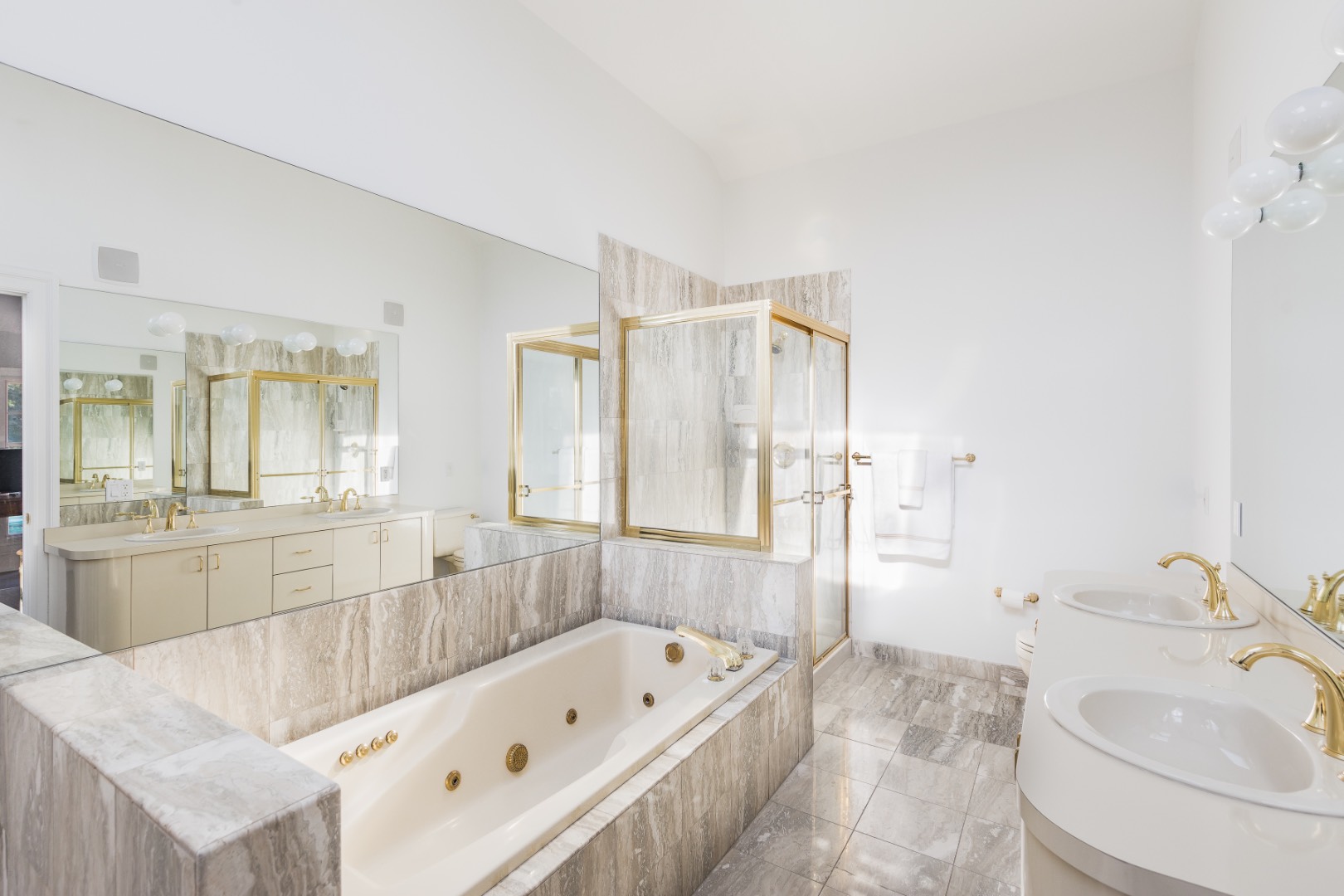 16 Amy's Lane East Hampton, NY 11937 - Photo 9 of 17 a bathroom with a tub a sink and a large mirror
