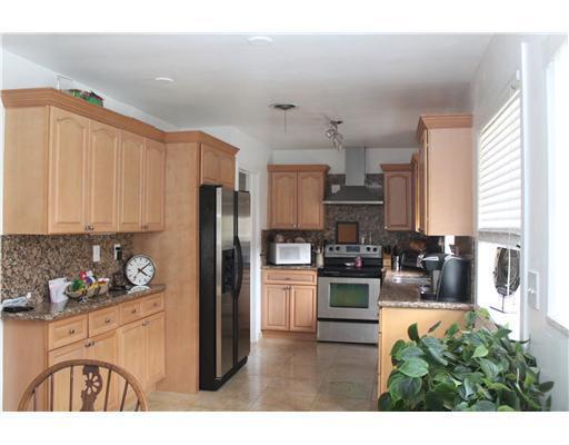 231 Southwest 7th Terrace Boca Raton, FL 33486 - Photo 3 of 5 Kitchen