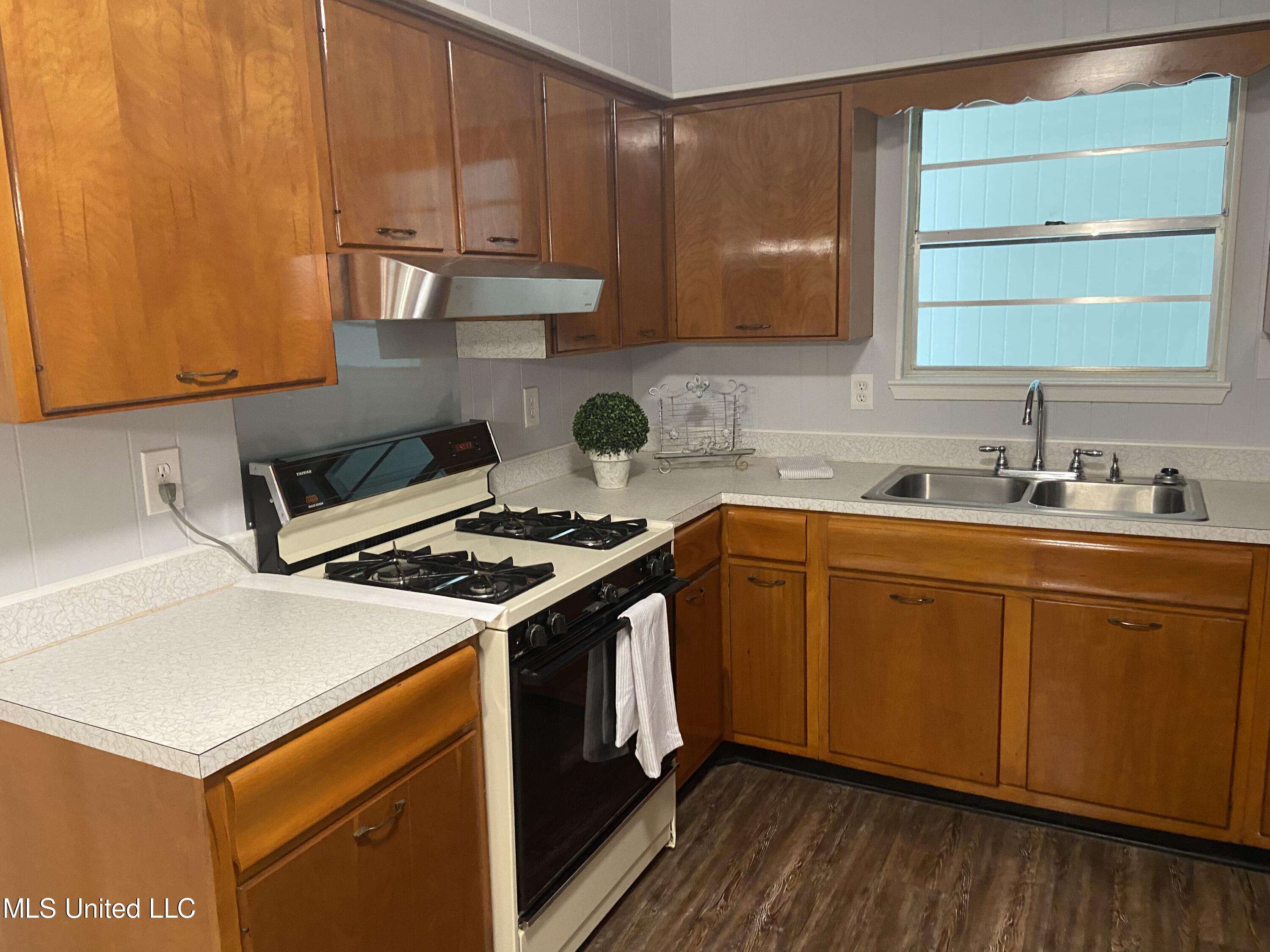 2519 Orleans Road Biloxi, MS 39531 - Photo 8 of 20 9B388EE8-8D2A-4FBD-B2C1-F5EE79D2E331