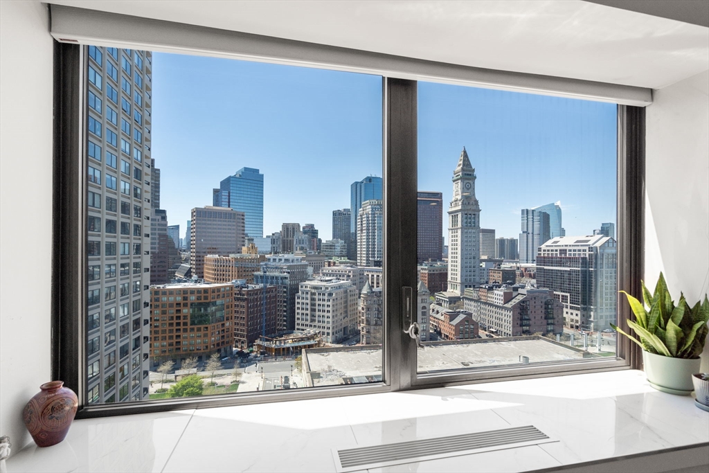 85 East India Row, Unit 20G Boston, MA 02110 - Photo 10 of 37 a view of a city from a living room