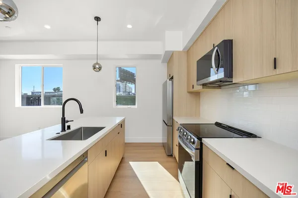 $5,200 | 6241 Banner Avenue, Los Angeles, CA 90038