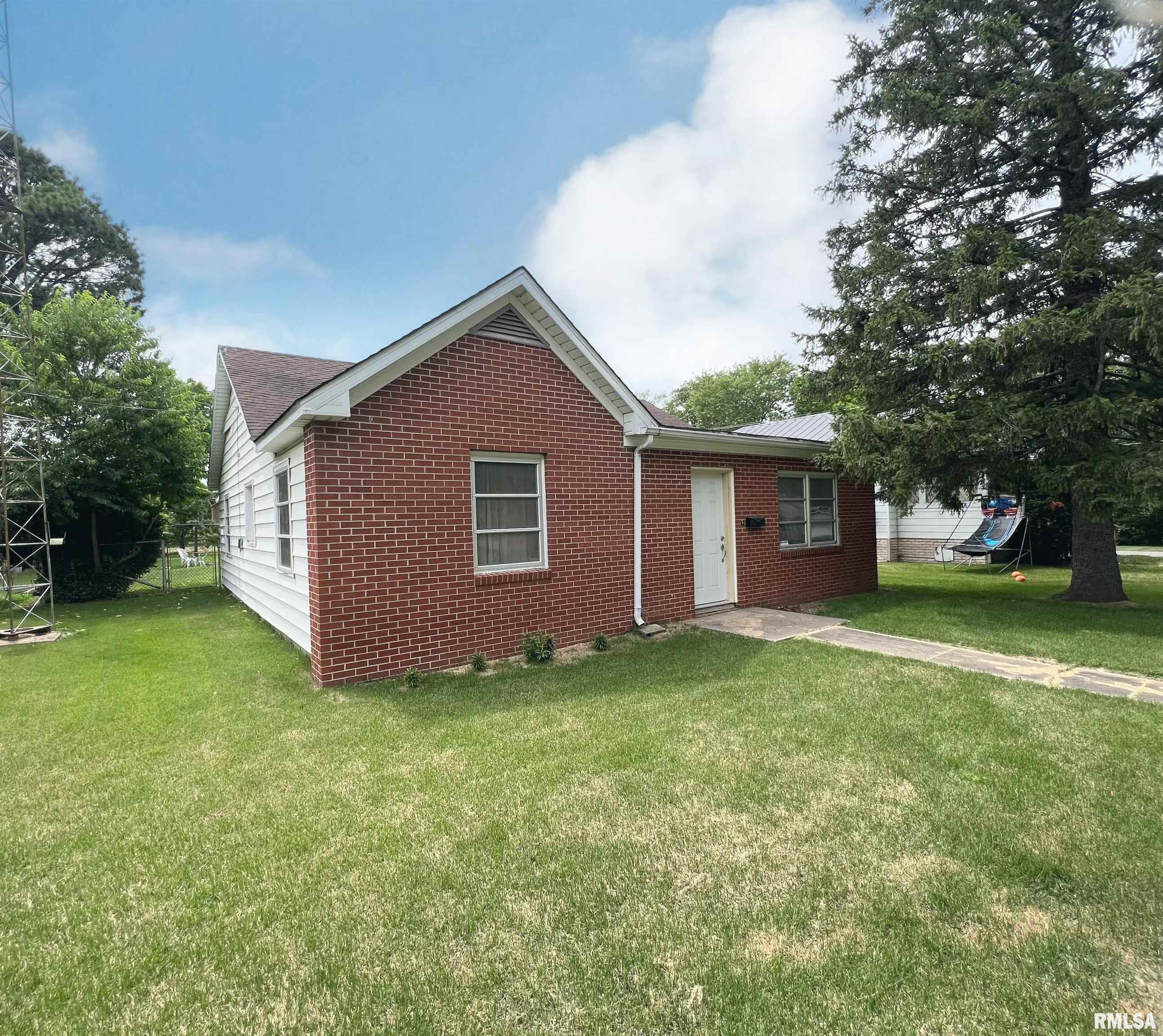 609 Hickman Street Benton, IL 62812 - Photo 2 of 11