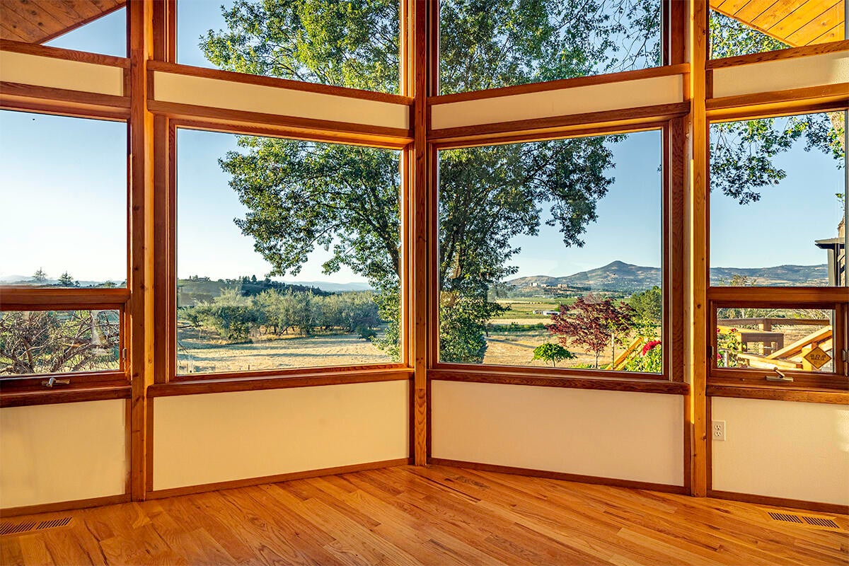 3960 Independence School Road Medford, OR 97501 - Photo 4 of 47 DSC07540-HDR-Edit