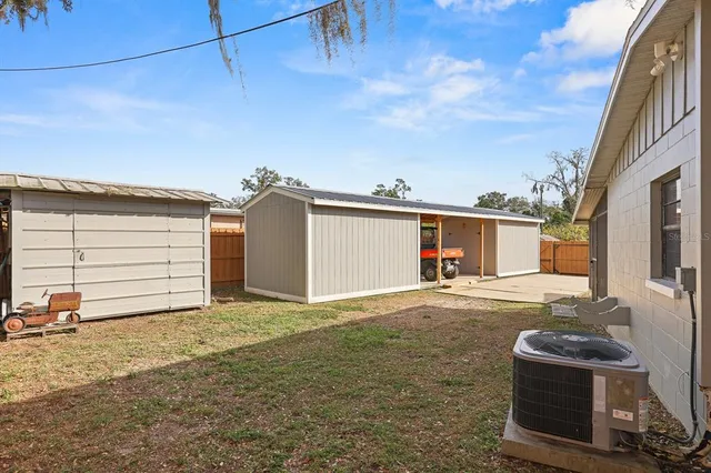 a view of a house with backyard