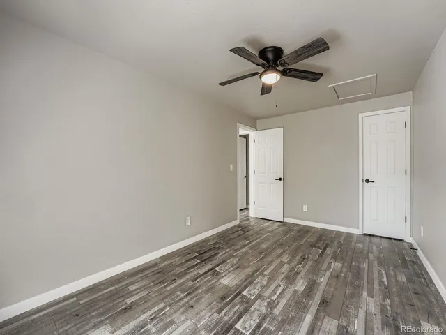 a view of room with a ceiling fan