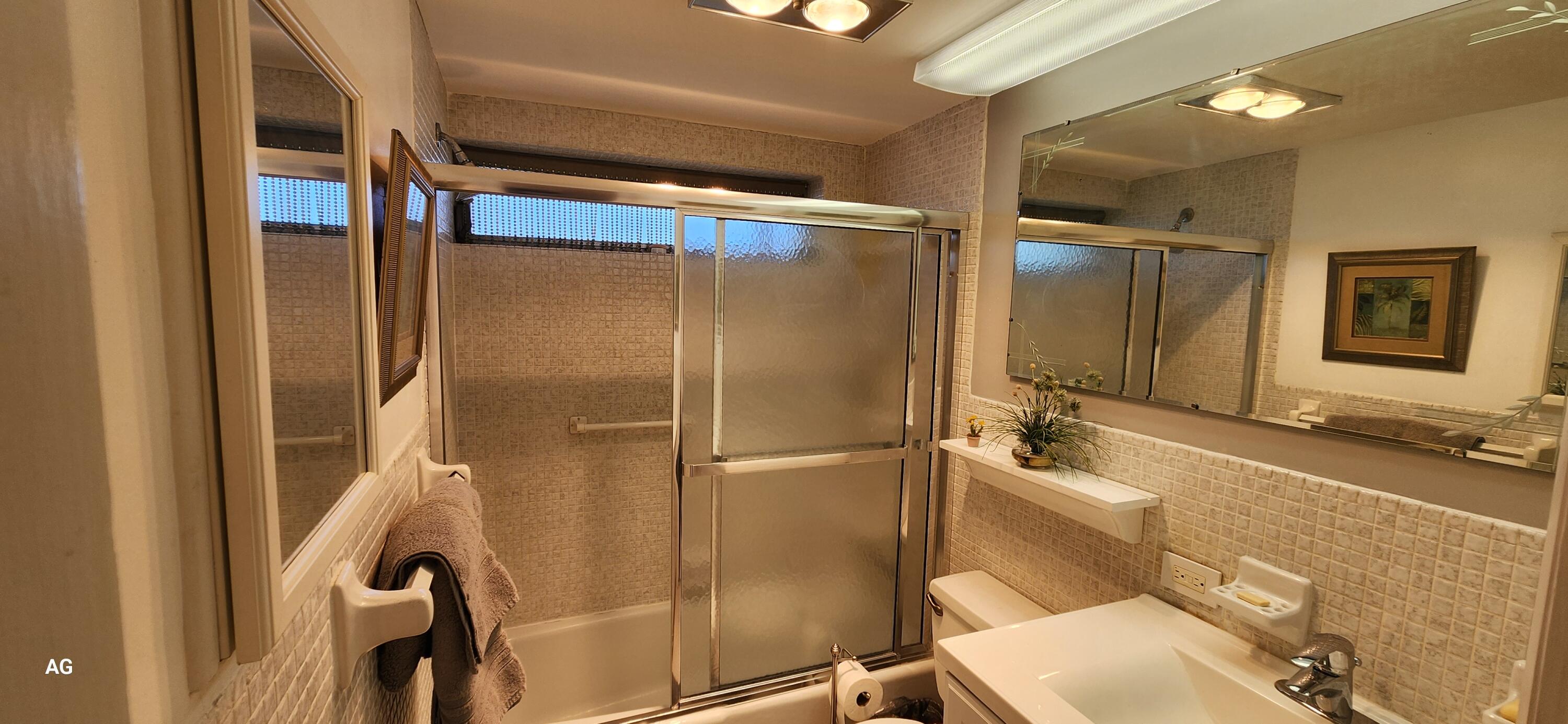 15 Southeast 13th Street, Unit D3 Boca Raton, FL 33432 - Photo 25 of 36 Full Bathroom
