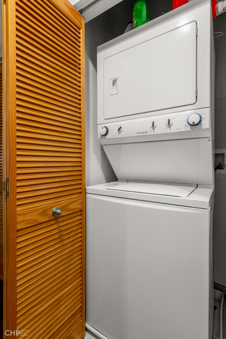 6 South Laflin Street, Unit 721 Chicago, IL 60607 - Photo 17 of 20 a close up view of washer and dryer