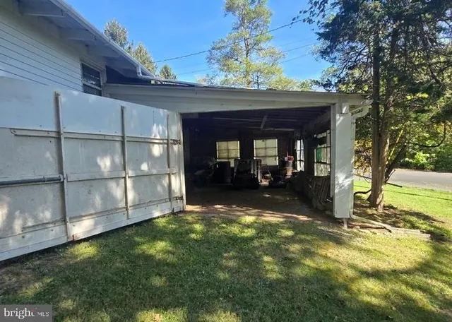 a view of a backyard