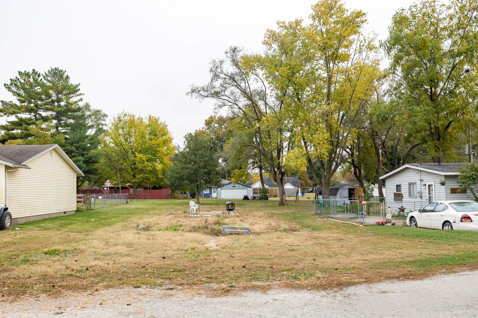 611 West Elm Street Hoopeston, IL 60942 - Photo 7 of 8 a backyard of a house with table and chairs