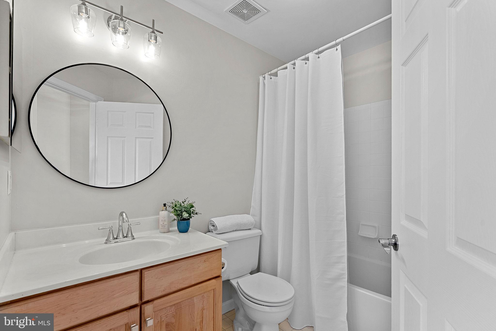 43192 Cardston Place Leesburg, VA 20176 - Photo 49 of 66 Upstairs Hall Bath