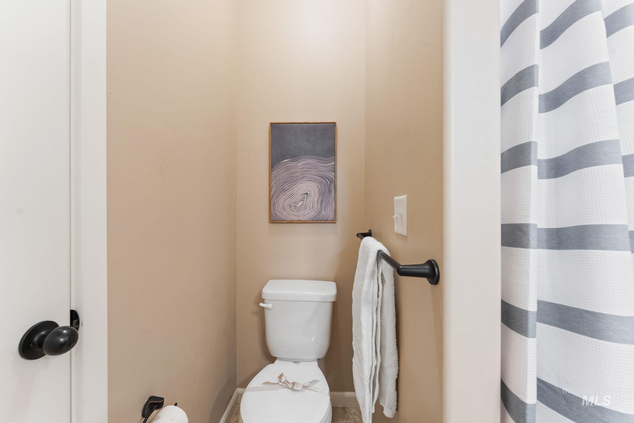 1001 13th Street Rupert, ID 83350 - Photo 19 of 40 Full bathroom featuring toilet and a shower with shower curtain
