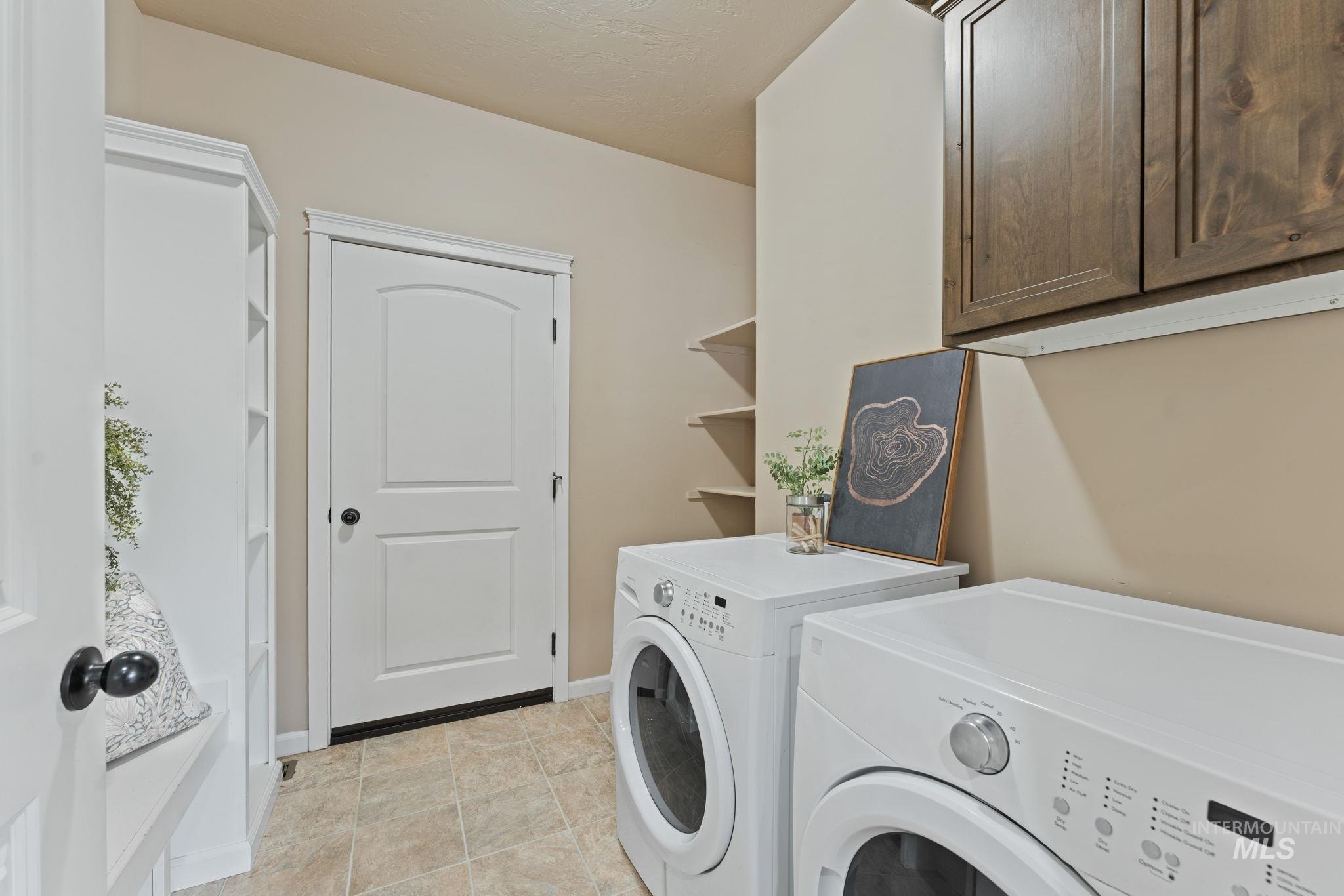 1001 13th Street Rupert, ID 83350 - Photo 22 of 40 Laundry room with cabinet space and independent washer and dryer