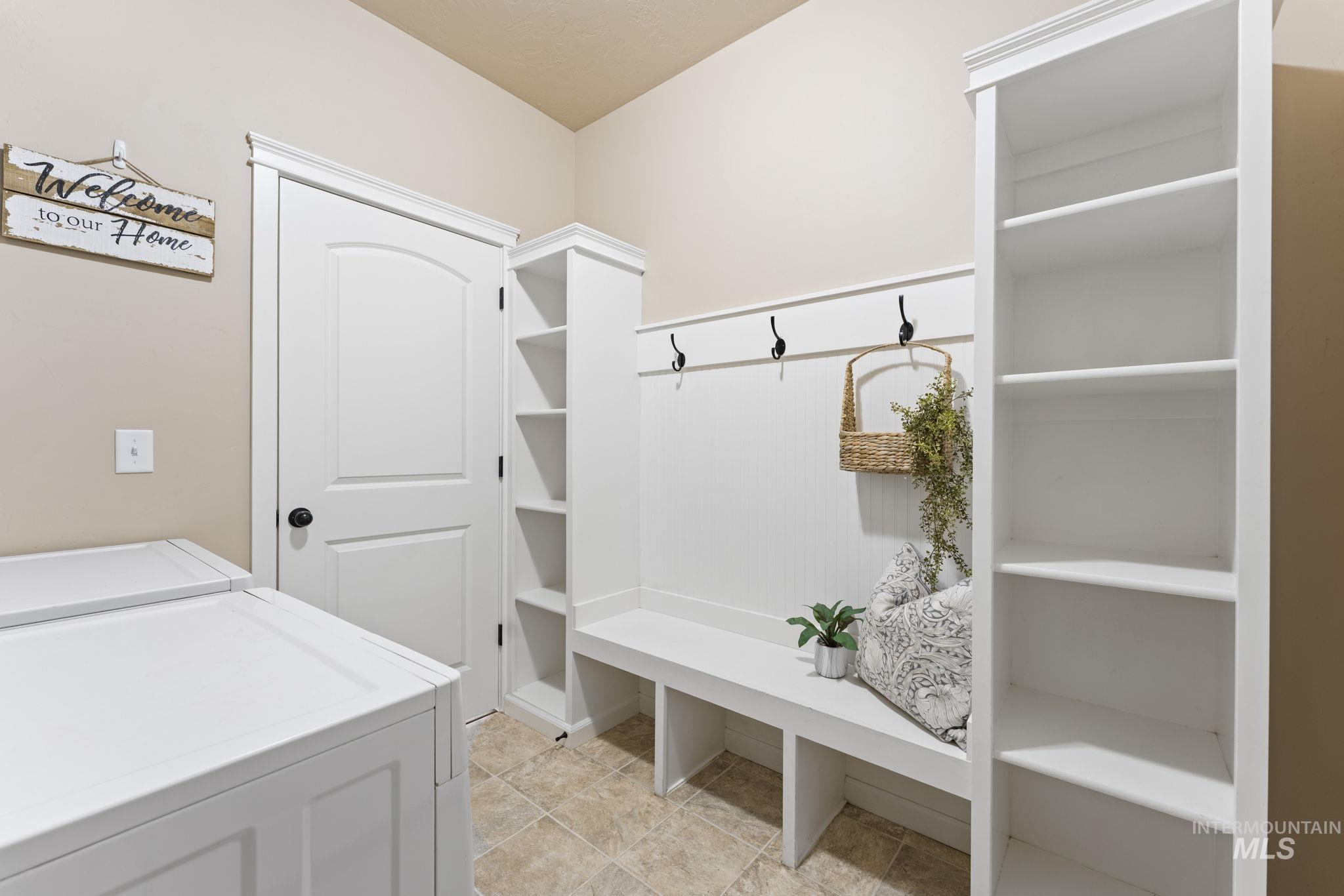 1001 13th Street Rupert, ID 83350 - Photo 23 of 40 Mudroom with washer and dryer