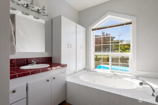 $2,295,000 | 807 North Main Street, Coupeville, WA 98239