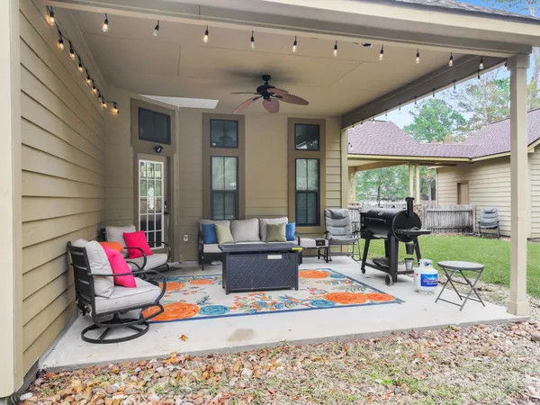 a view of a house with backyard and porch