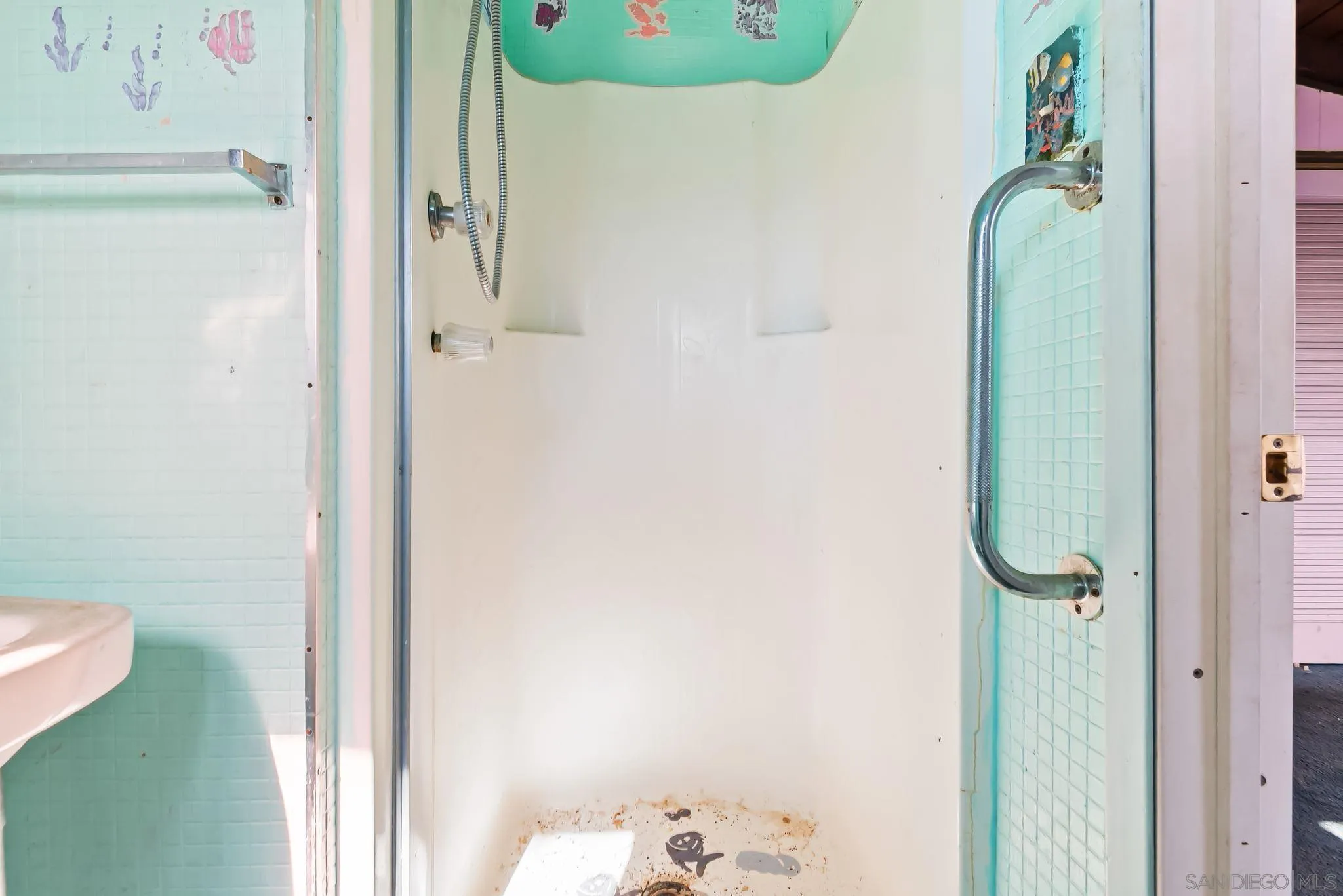 6133 Rainbow Heights Road Fallbrook, CA 92028 - Photo 15 of 55 a bathroom with a mirror