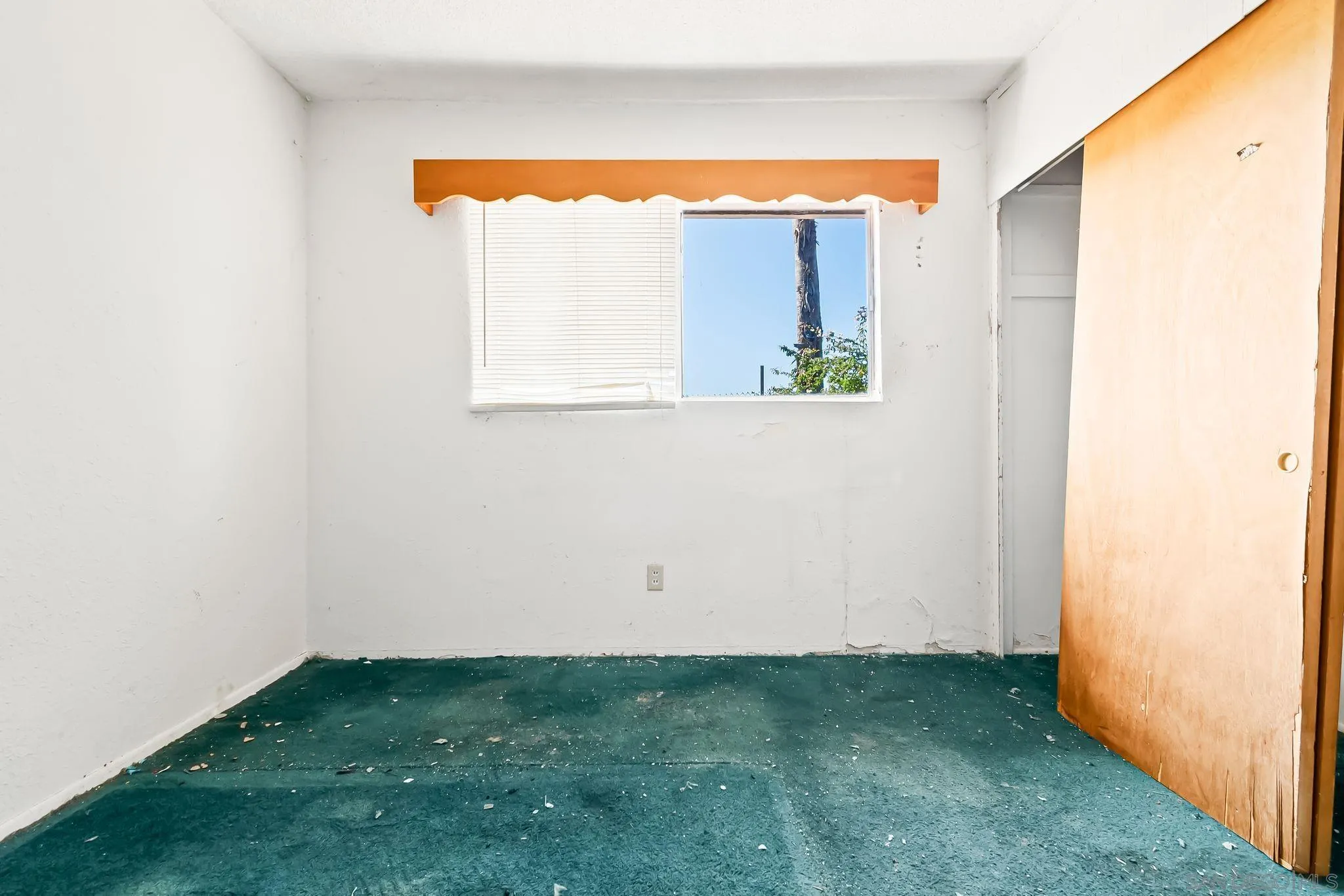 6133 Rainbow Heights Road Fallbrook, CA 92028 - Photo 38 of 55 a view of small space with wooden floor and a window