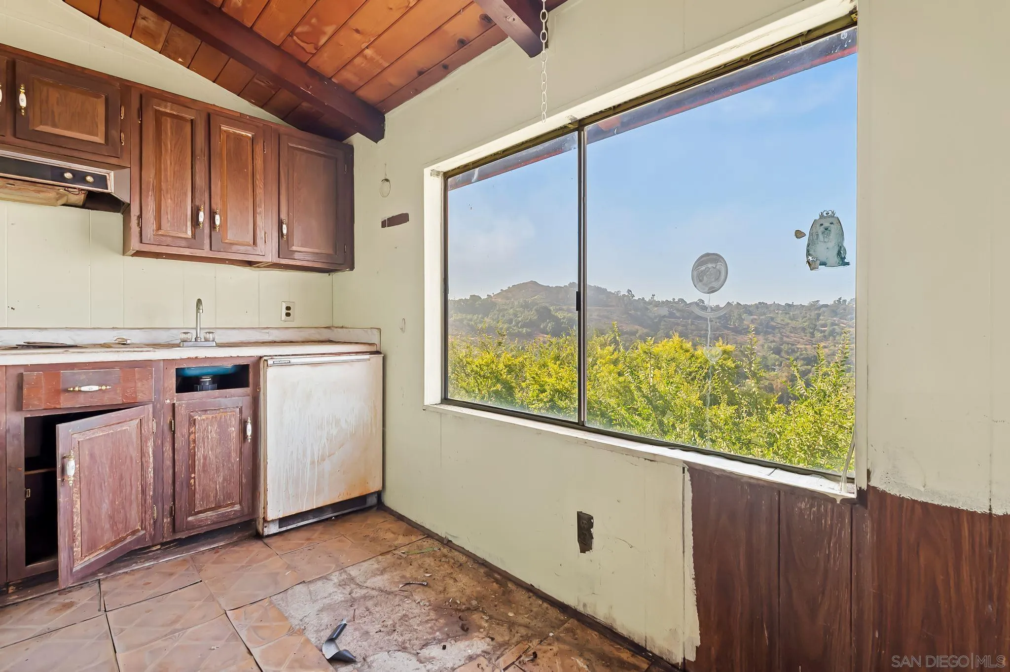 6133 Rainbow Heights Road Fallbrook, CA 92028 - Photo 9 of 55 a view of a kitchen with electric appliances