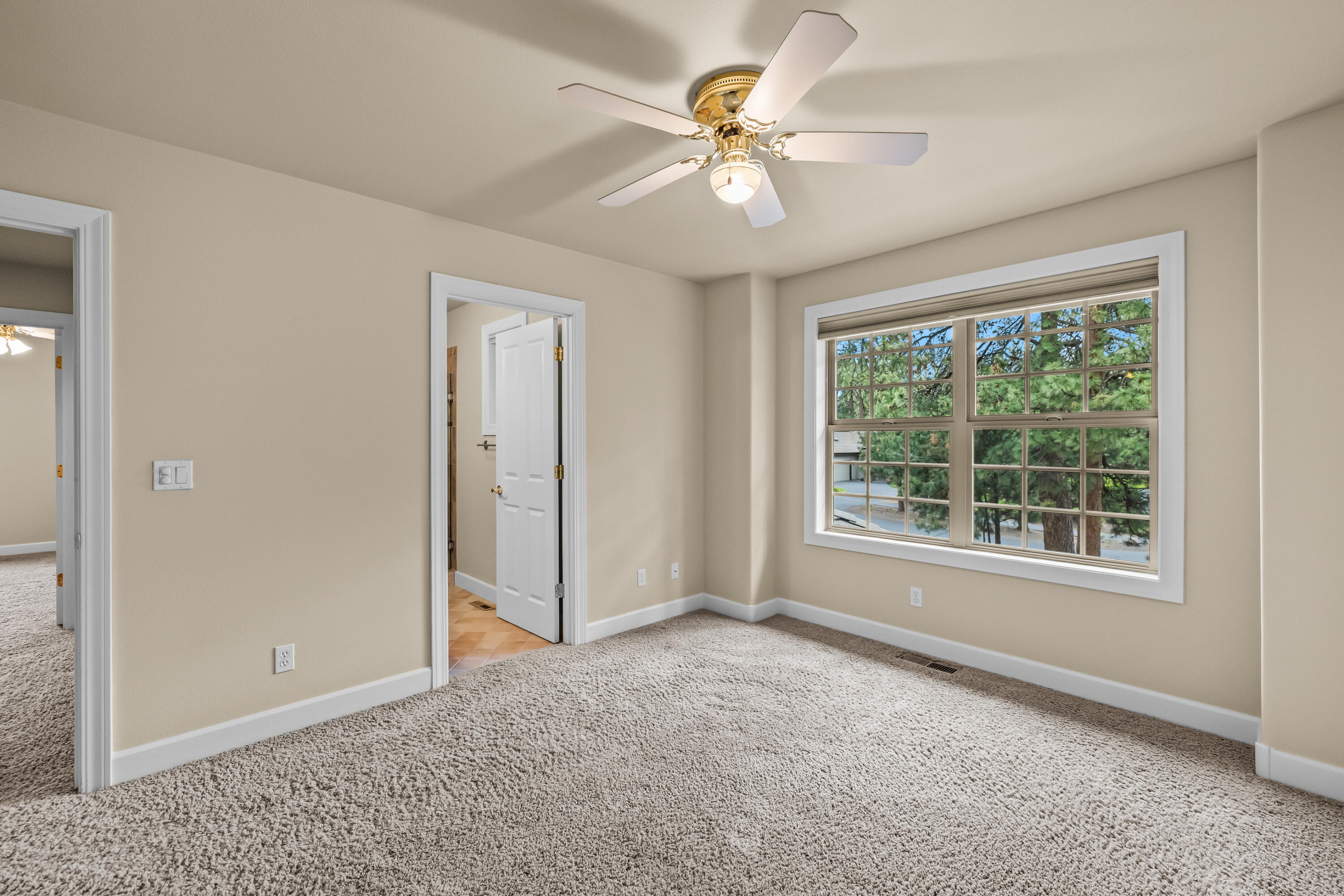 19598 Green Lakes Loop Bend, OR 97702 - Photo 48 of 89 an empty room with fan and windows