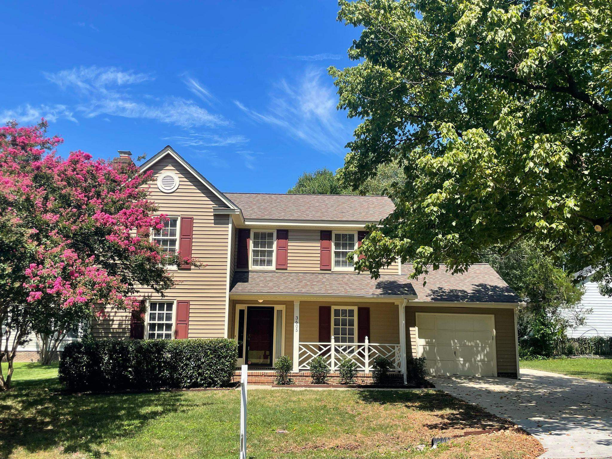 Heatherbrook is tucked into a quiet couple of streets, making it very private and exclusive to less than 70 homesites. Charming Home