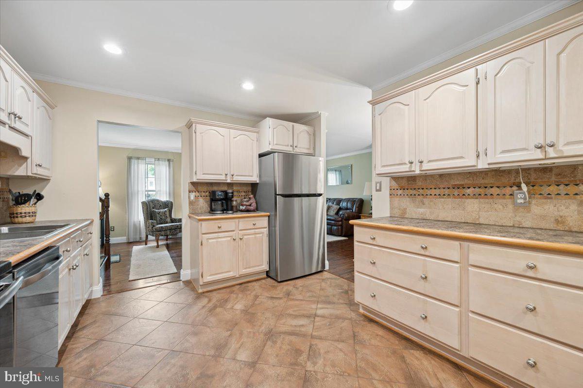 19829 Spurrier Avenue Poolesville, MD 20837 - Photo 13 of 72 Bright and inviting kitchen space.