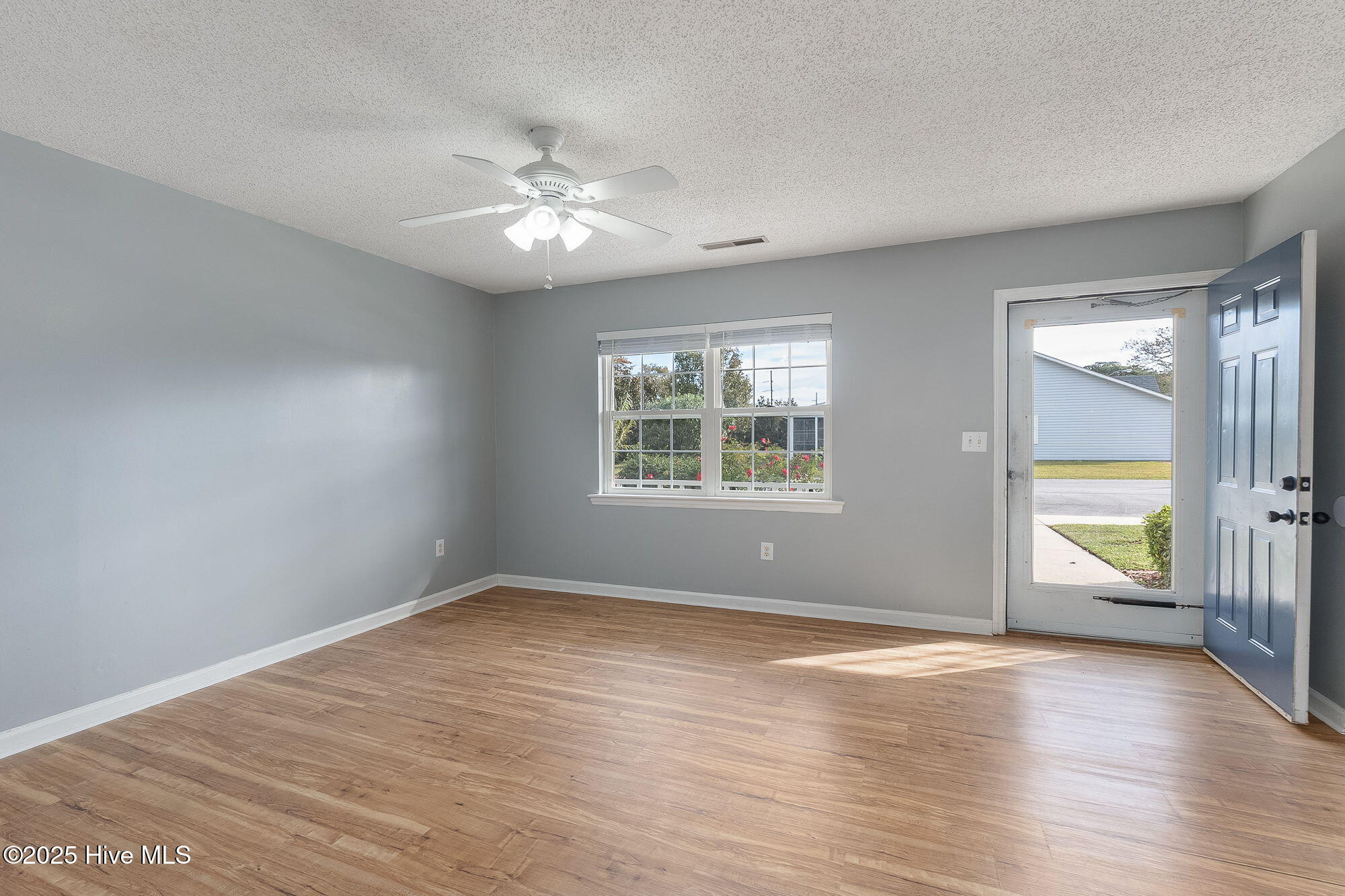 303 Barbour Road, Unit 802 Morehead City, NC 28557 - Photo 4 of 28 Living Room