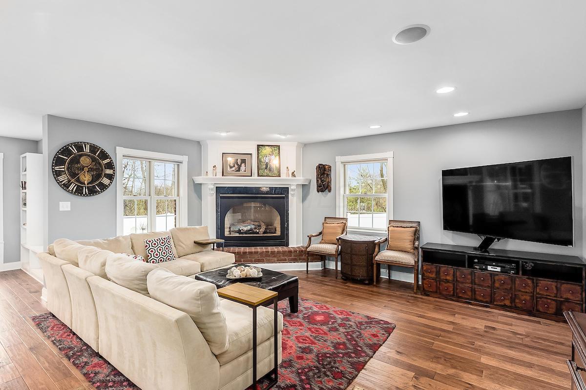 1889 Lane Road Columbus, OH 43220 - Photo 5 of 51
