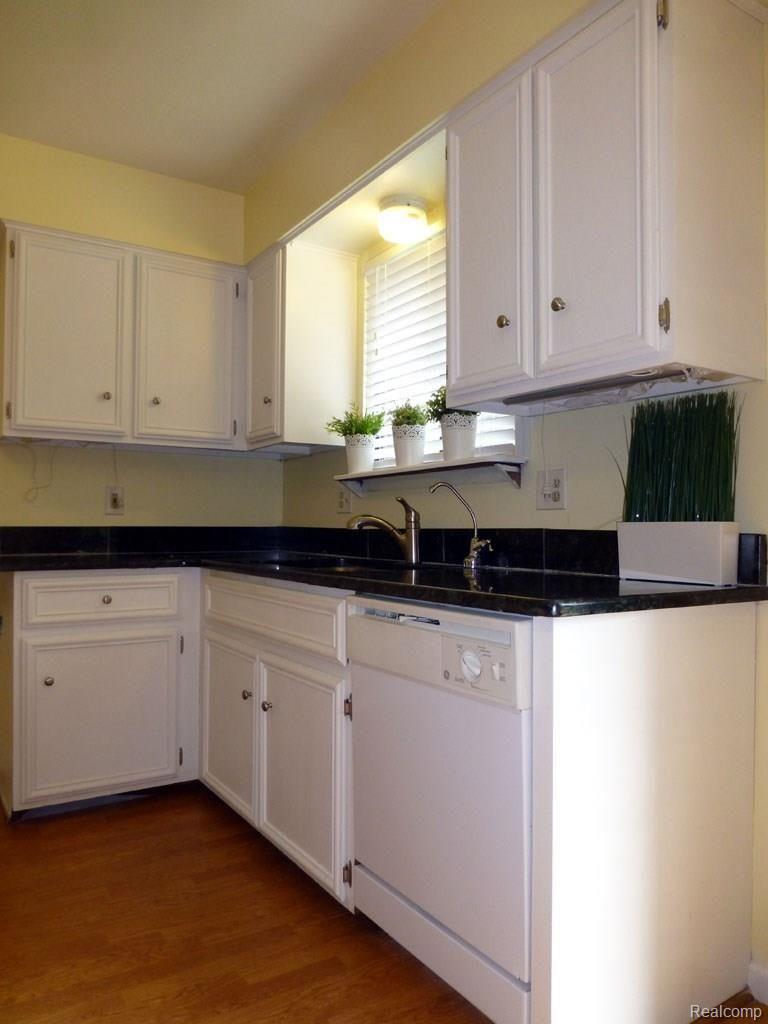3079 Gerald Avenue Rochester, MI 48307 - Photo 7 of 25 P1030758RC.jpg