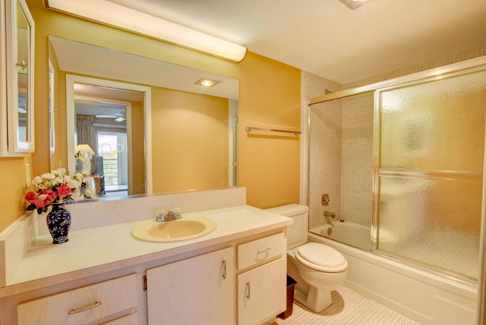 4015 Rexford Drive, Unit 4015 Boca Raton, FL 33434 - Photo 14 of 29 Main Bathroom