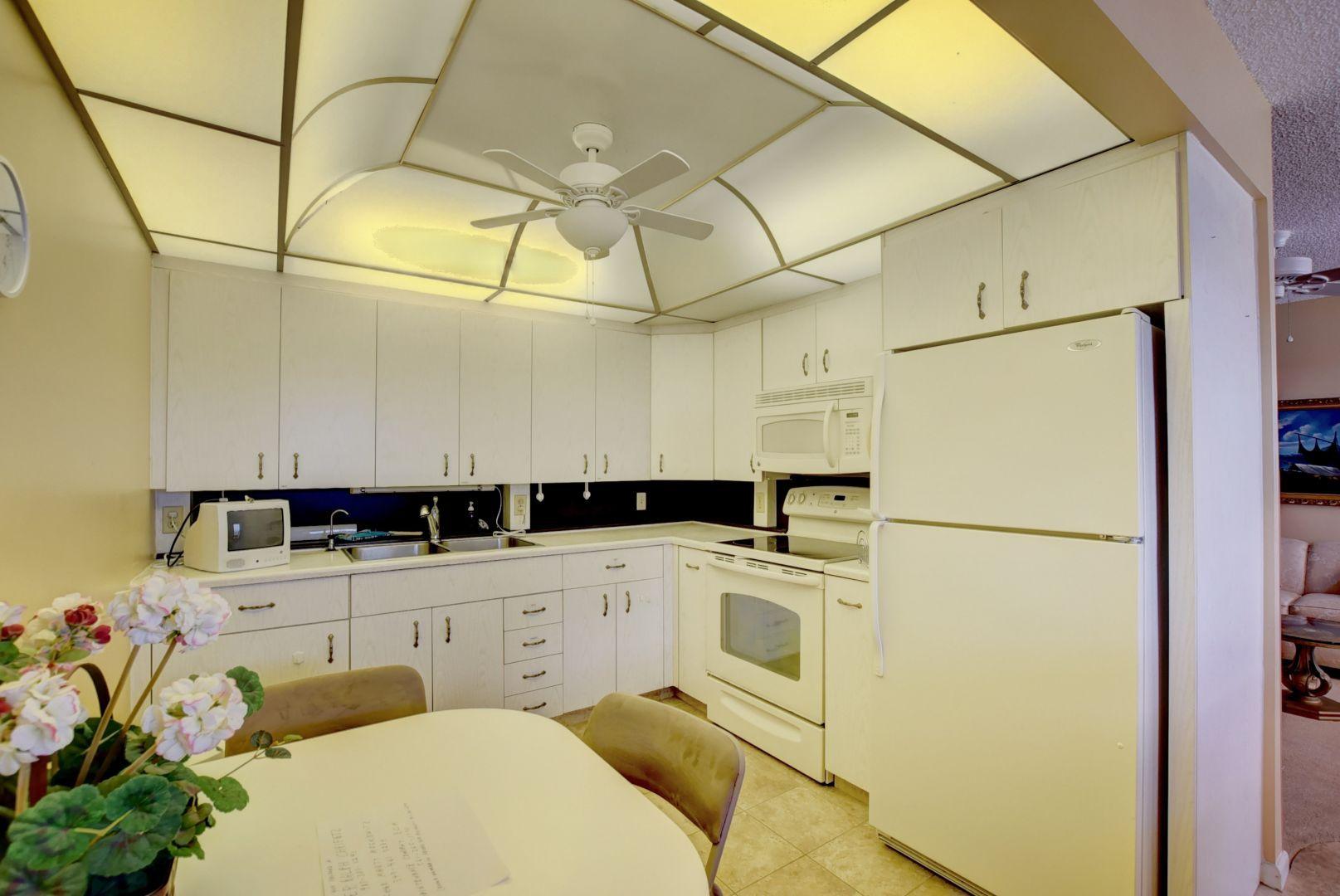4015 Rexford Drive, Unit 4015 Boca Raton, FL 33434 - Photo 2 of 29 Kitchen
