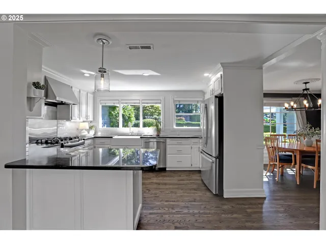 $1,025,000 | 8725 Southwest White Pine Lane, Portland, OR 97225